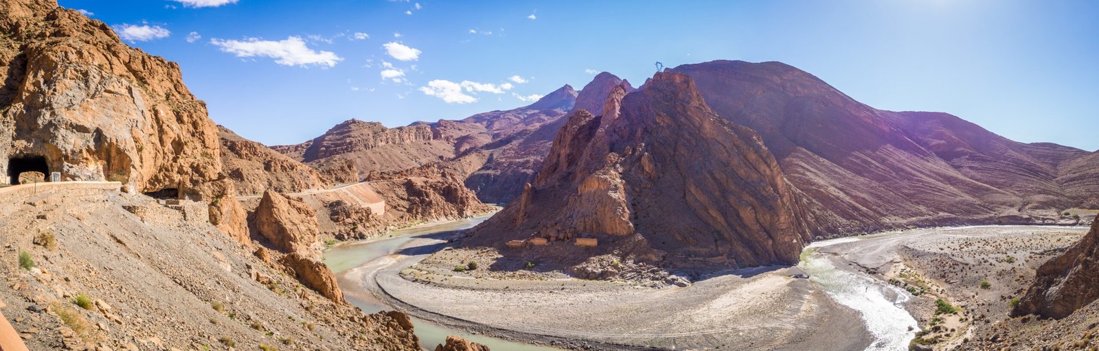 Vue panoramique du Moyen Atlas marocain, région de récolte du miel de daghmous